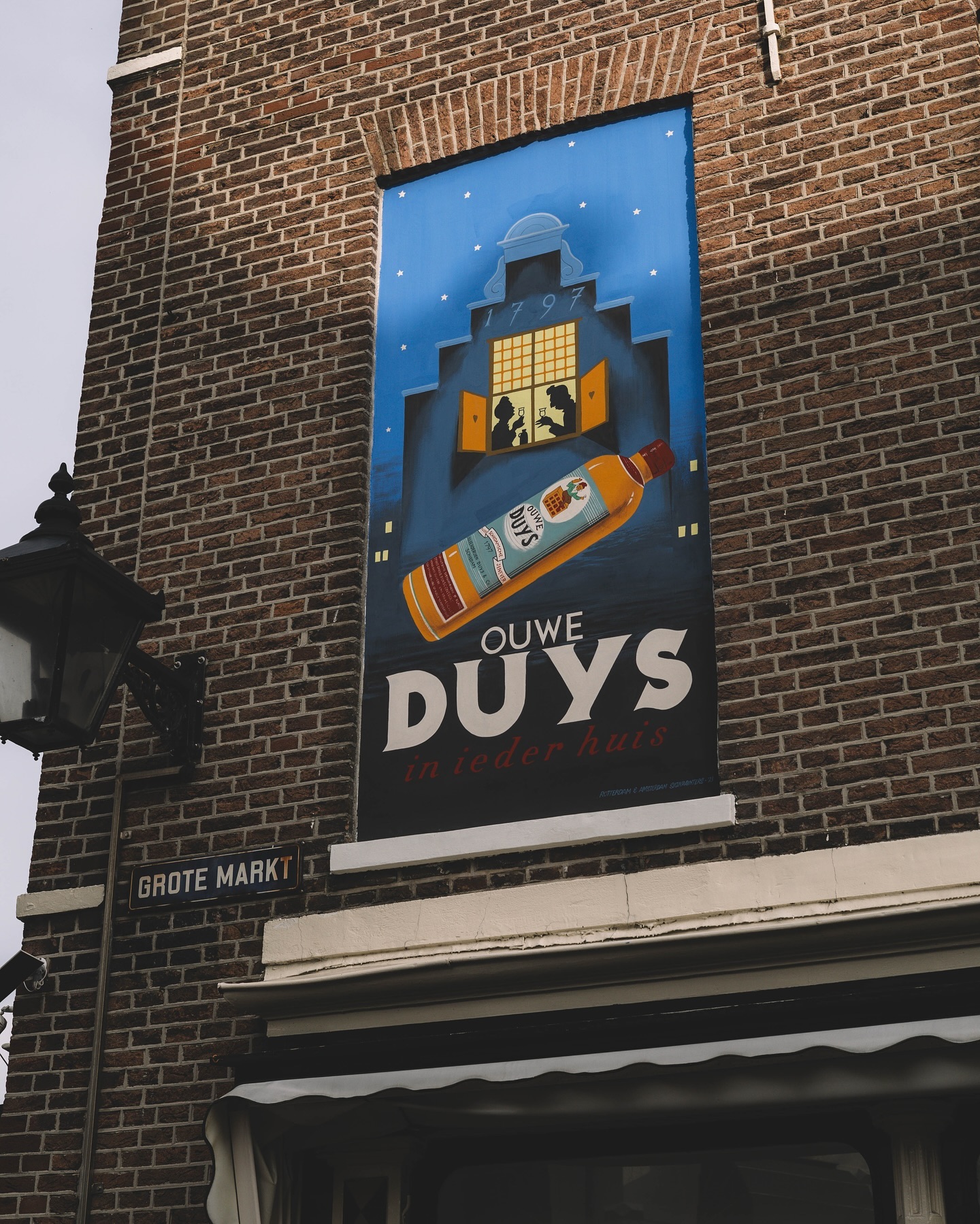 The winter season is upon us. However you can still catch from time to time a sunny day. Here is tip what to check out when you are walking on the streets of the historic center of Schiedam. 💡
Take a step back and look up at the old buildings all over Schiedam where you can see a new take on the old Jenever advertisements! Do you want to check out all of the paintings? Visit sdam.nl/zien-en-doen, and search for jeneverreclames to check out the entire tour.
#jeneverreclames #jenever #oldschiedam #gincity #jeneverstad