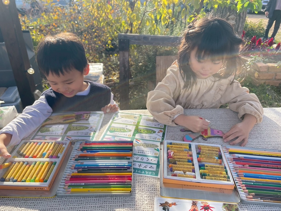 ワークショップにご参加いただいた皆様、ありがとうござました!🐟
発見や学びなどお持ち帰りいただけたでしょうか🔍👀
今回は八王子オープンファクトリー内でのイベントでしたので、僕が普段していることや、これまでどのようなことをしてきたか。また設計の話しなど、スライドを使いながら説明させていただきました📺
あまり参考にならなかったかもしれませんが、こういう風に生きている人もいるんだなーと、頭の片隅に留めていただけたら嬉しいです。
来年もオープンファクトリーが開催される際はエントリーしてみたいと思っています。
新しい発見や学びのあるコンテンツを準備して参りますので、ぜひまた参加をご検討ください🛠️
改めましてワークショップにご参加いただき、ありがとうございました!
また、今回場所を提供していただいた磯沼牧場様 、@isonuma__milkfarm
お手伝いとして参加してくれた書道家のはーちゃん
@hacreii 、
本当にありがとうございました!
@hachioji_openfactory