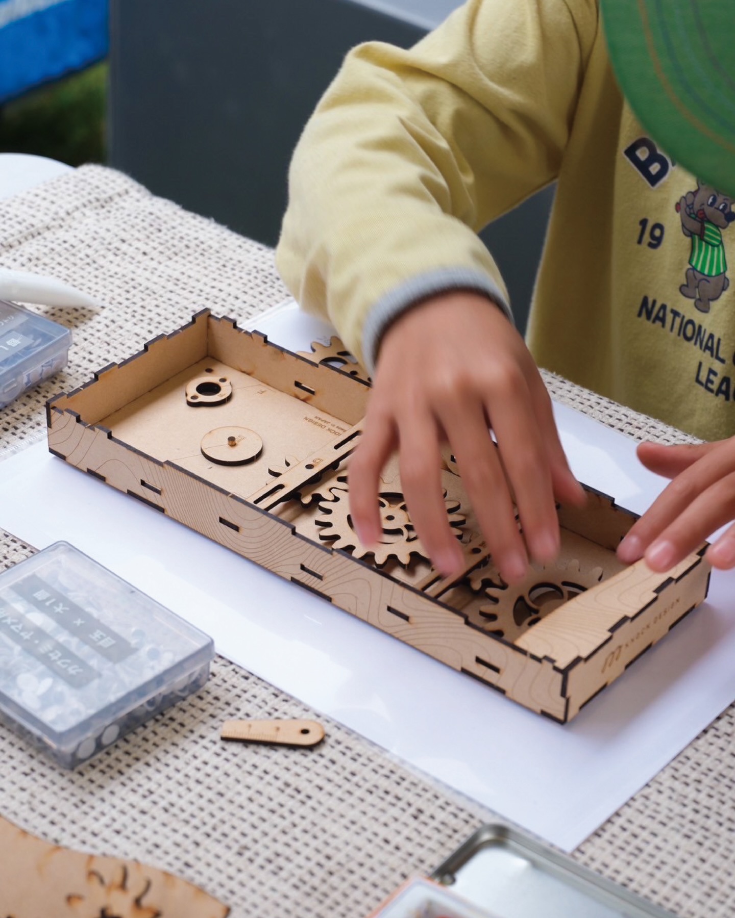明日からの二日間、八王子オープンファクトリーが開催されます🌳
_____________________________
八王子オープンファクトリーとは?🔍
八王子市内を中心に、地域に根ざすのさまざまな企業の“ものづくりの現場”を一般公開するイベントです。
普段は見ることのできない制作の裏側を体験できるほか、ワークショップや販売、見学ツアーなどを通して、作り手と直接つながれる特別な二日間。
子どもから大人まで楽しめる、八王子のものづくり文化を感じられるイベントです。
_____________________________
KNOCK DESIGNでは『TOKYO FARM VILLAGE』 様(磯沼牧場様)の芝生エリアにあるパーゴラの下をお借りして、ワークショップを開催します。
日曜日の下記の時間帯はまだ空きがございますので、
気になる方はオープンファクトリー公式サイトから詳細をご覧ください。
https://site2.convention.co.jp/hachi-of/
13:00スタート 3枠
15:00スタート 3枠
参加をご希望の方は、当日ブースに置いてある『予約表』へご記入のうえ、開始時間の10分ほど前にブースへお越しください。
※時間帯によって TOKYO FARM VILLAGE様隣接の駐車場が満車となる場合がございます。
余裕を持ってお越しいただき、満車時は近隣のコインパーキングをご利用ください。
また、「岩魚のからくり」の他に、
「じぶんでつくる いきものマグネット」も持っていく予定です。
こちらはご予約不要で、席に空きがありましたらすぐに参加可能です。
土日とも晴れ予報で気持ちの良い2日間になりそうです。
屋外での開催となりますので、寒くない格好でお越しください。