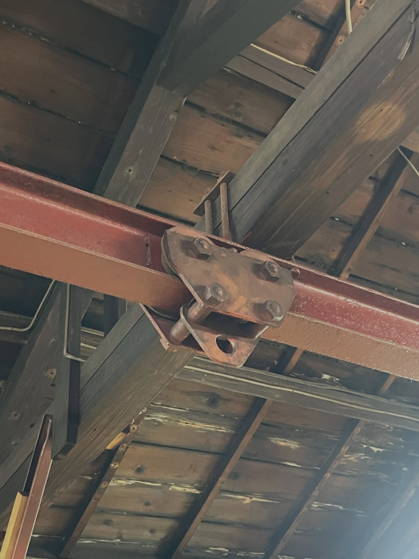 2月から作業場を借りはじめました。
これまで自宅で作業をしてきましたが、
設備や資材で手狭になっていたことに加え、
つくりたいものが増えてきたこともあり、
思い切って契約。
家から車で5分ほどの場所。
多摩川の支流、浅川へも歩いて行ける距離です。
築60年。
壁や床は継ぎはぎされ、
窓の隙間からは向こうの景色が見える、なかなか味のある建物です。
聞けば、大家さんのお祖父さんがここを工場として使っていたそう。
天井にクレーンがあったり、動力が引き込まれていたりと、
その面影が随所に残っています。
余談ですが、今から60年前(昭和41年)に
何があったかを調べて抜粋したものですが、
ビートルズの来日
笑点の放送開始
ベトナム戦争が激化
日本の総人口が1億人を突破
などなど。
日本は高度経済成長が本格化していた時代だったようです。
私もまだ生まれていなかったそんな時代の建物を、
仕事でお世話になっている工務店さんに紹介いただいたのがきっかけで、今回の運びとなりました。
60㎡のワンフロアなのでサイズ的にはコンビニくらい。今の私には持て余す広さです。
年季は入っていますが、物の置き場に困らず、音の出る作業もでき、雨風を凌げるだけでもありがたいです。
隙間時間を使って少しずつ引っ越しをしているので、
本格稼働はもう少しあとになりそうですが、
いろいろ挑戦する場所として活用していければと思います。
作業をしていると、大家さんがあたたかいお茶とお菓子を持ってきてくれたり、
工務店さんが窓にフィルムを貼ってくれたり。
あたたかさを感じるこの場所を少しずつ整えていきます。
不定期になりますが、ワークショップも開催できたらと思っています。
こちらは準備ができ次第、インスタでお知らせします。